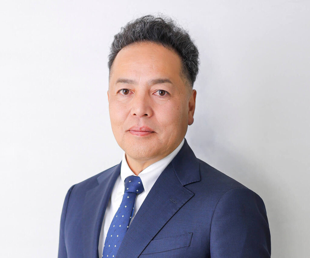 会社情報 1 スーツを着用し、っ白い背景のまあ絵で撮影されたビジネスポートレート写真。専門家としての信頼感を伝えるスタジオ撮影イメージ